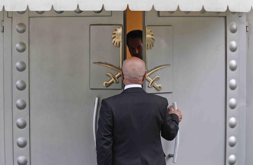 Un hombre ingresa al consulado de Arabia Saudí en Estambul. (AP)