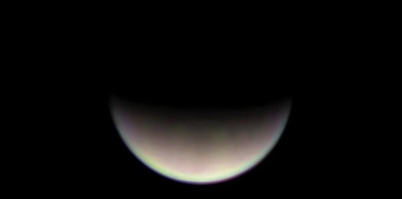 A pesar de lo brillante que luce Venus a simple vista, curiosamente a través de un telescopio se ve en fase similar a la Luna, según muestra esta foto captada desde Aguadilla. (Efraín Morales / Sociedad de Astronomía del Caribe)