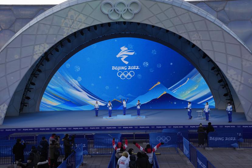 En foto del 3 de enero,  integrantes del personal entrenan para la ceremonia de entrega de medallas en la Plaza de Medallas durante los Juegos Olímpicos de Pekín.