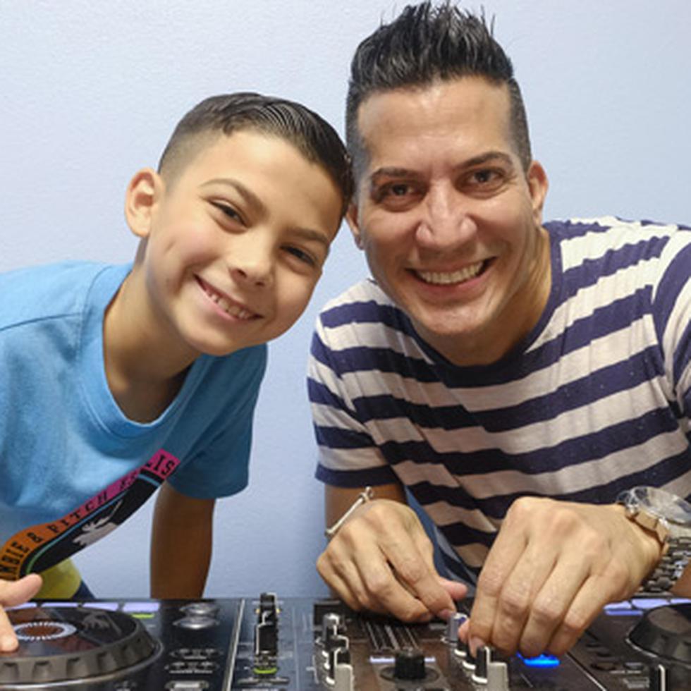 Alexis Julián acompaña a su papá, Alex DJ, una vez a la semana al programa de Telemundo.