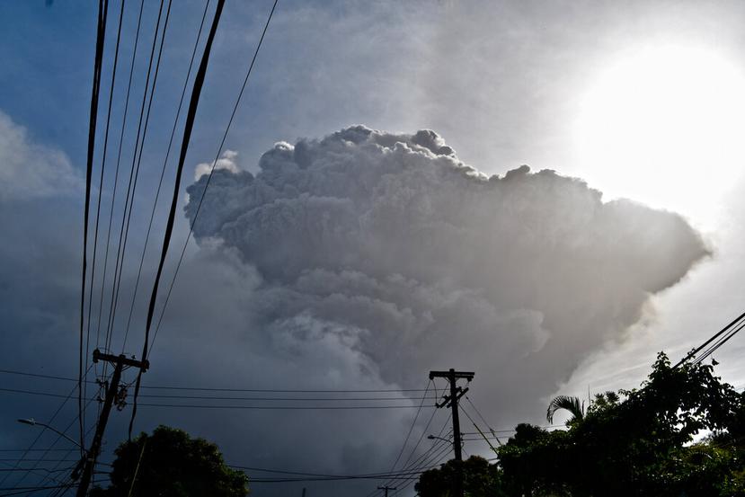 El viernes, el volcán La Soufrière, en San Vicente, hizo erupción, enviando una gran columna de ceniza al cielo.