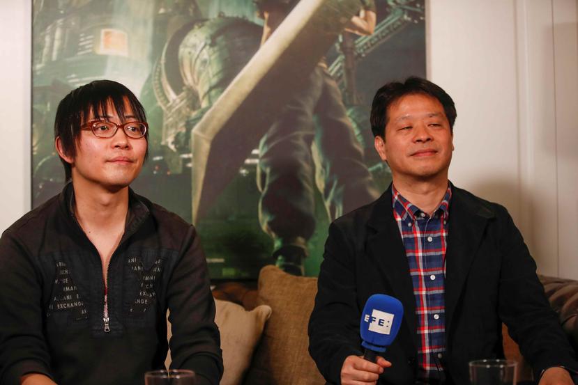 El codirector y diseñador del videojuego Naoki Hamaguchi junto al productor Son Yoshinori Kitase. (EFE)