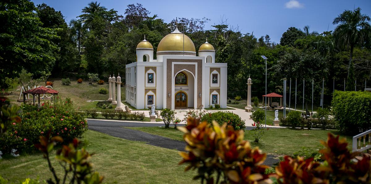 El diseño arquitectónico del santuario se asemeja al Taj Mahal en la India.