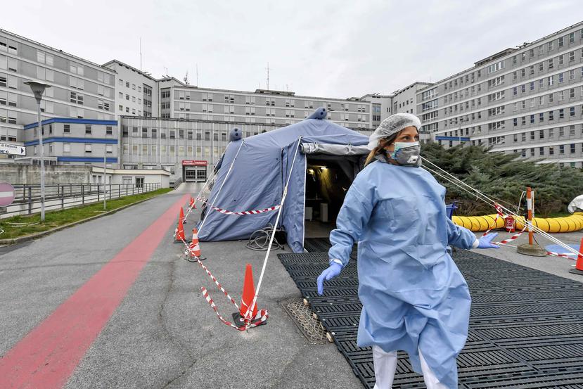 Un paramédico sale de una tienda de campaña frente a un hospital en Cremona, Italia, el 29 de febrero del 2020. (Claudio Furlan/Lapresse via AP)