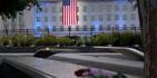 Una bandera de Estados Unidos es desplegada en el Pentágono, en Washington, el sábado 11 de septiembre de 2021.