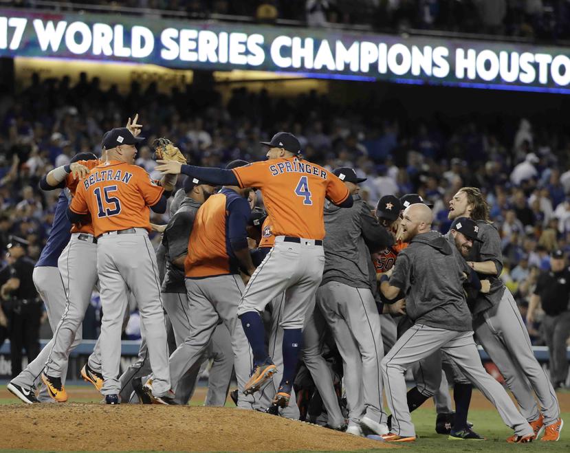 Los jugadores de los Astros de Houston celebran la victoria en la Serie Mundial. (AP)