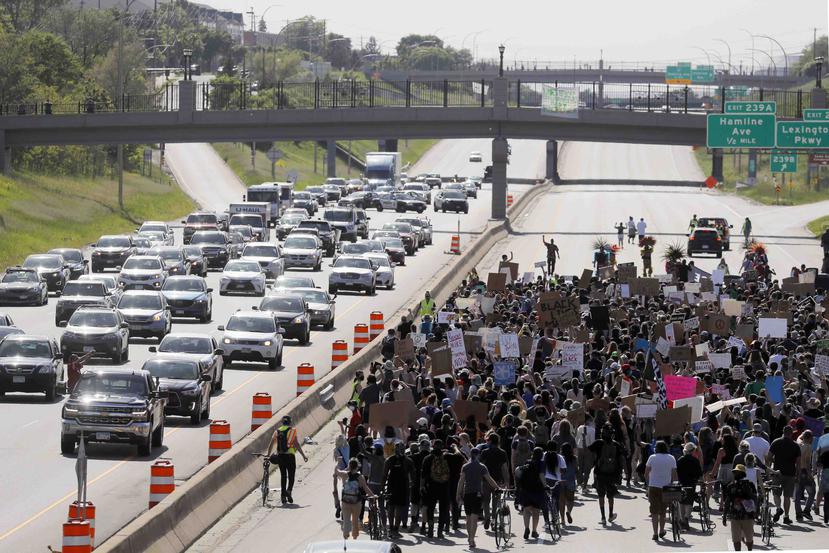 Las personas avanzaban por la autopista I-35W, que estaba cerrada al tráfico, cuando el furgón cisterna arremetió a gran velocidad contra los manifestantes. (AP)