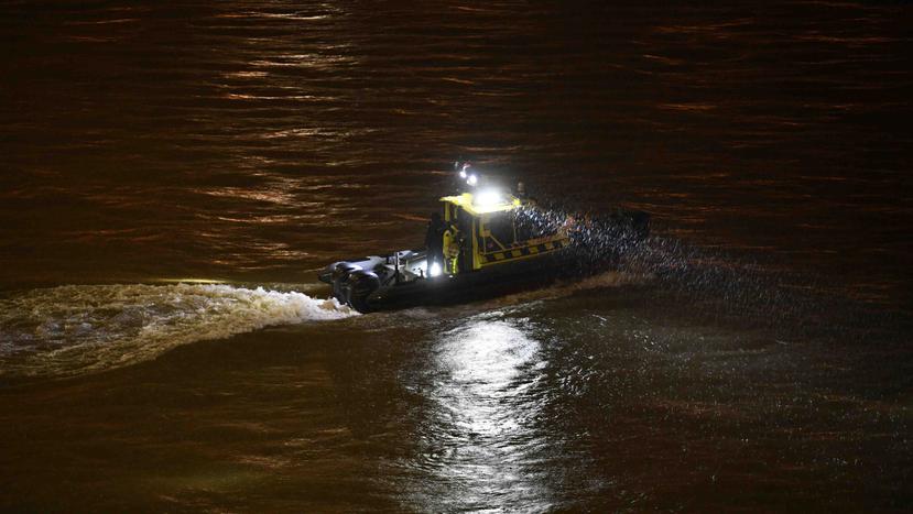 Una lancha de rescate busca a víctimas después de que una embarcación turística chocó con otro barco en el Río Danubio en Budapest, Hungría. (Zsolt Szigetvary/MTI via AP)