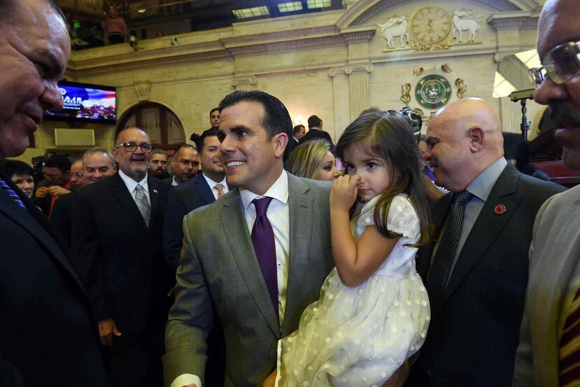 El gobernador Ricardo Rosselló comparte con su hija, Claudia, antes de comenzar su mensaje de presupuesto.