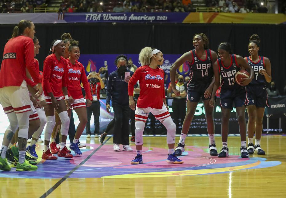 Las jugadoras de Puerto Rico y Estados Unidos protagonizan un baile en la cancha del coliseo Roberto Clemente, luego que un apagón interrumpiera el partido final ganado por las norteamericanas el 19 de junio.