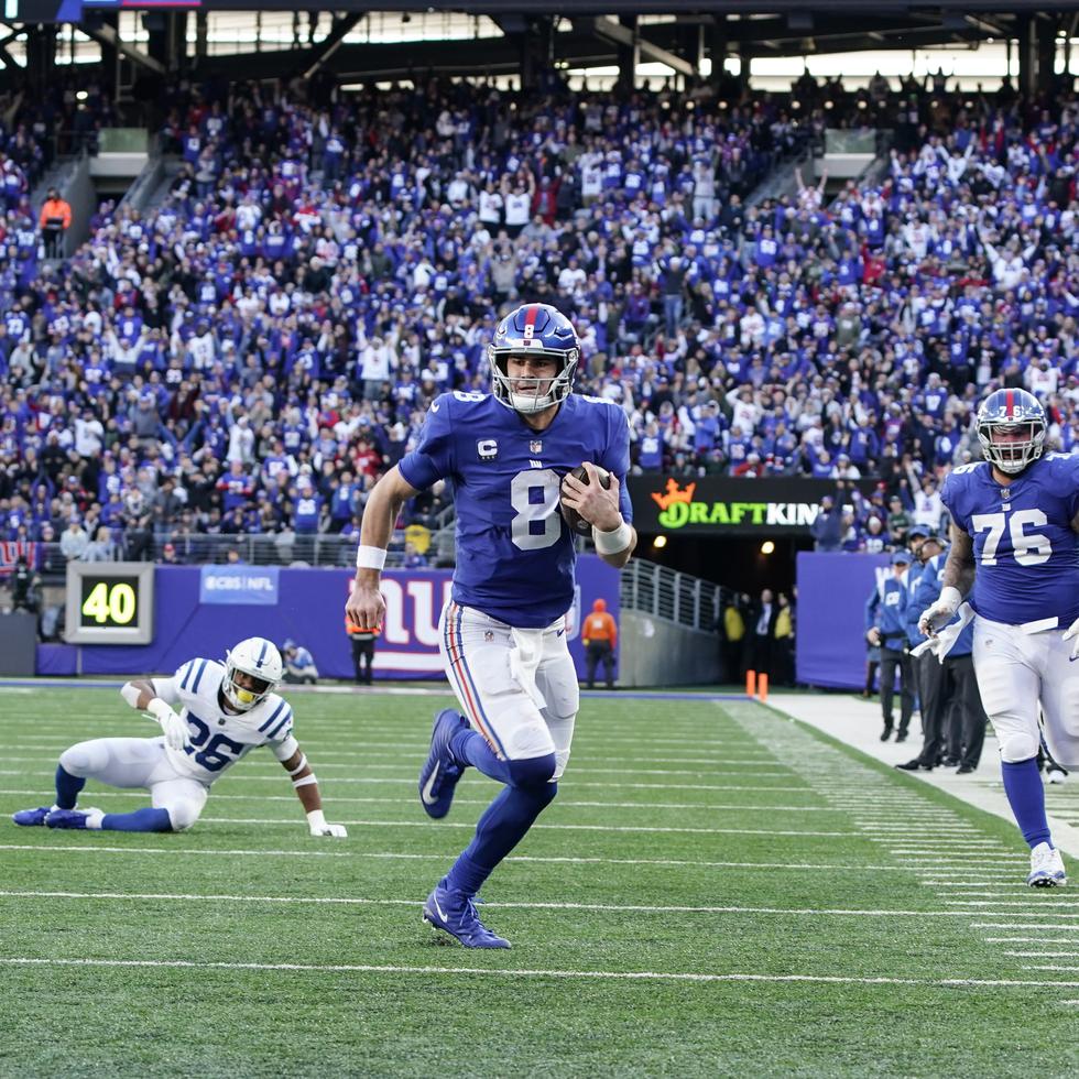 El quarterback Daniel Jones (8), de los Giants de Nueva York, anota en la segunda mitad del partido de la NFL contra los Colts de Indianápolis.