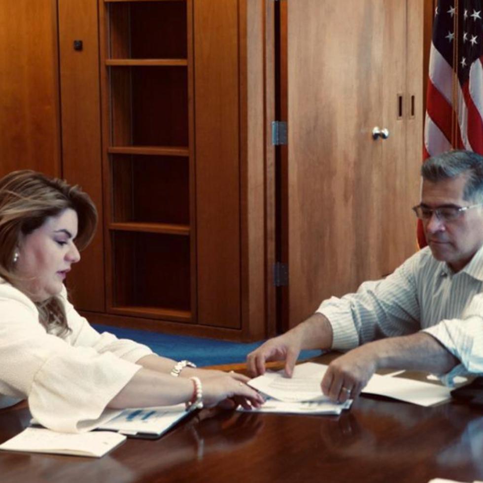 La comisionada Jenniffer González y el secretario de Salud de Estados Unidos, Xavier Becerra.