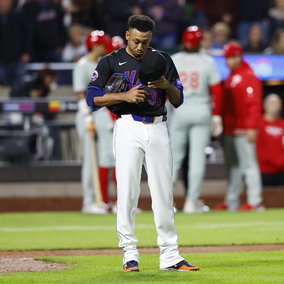 Edwin "Sugar" Díaz reacciona tras recibir par de carreras ante los Phillies en el noveno inning.