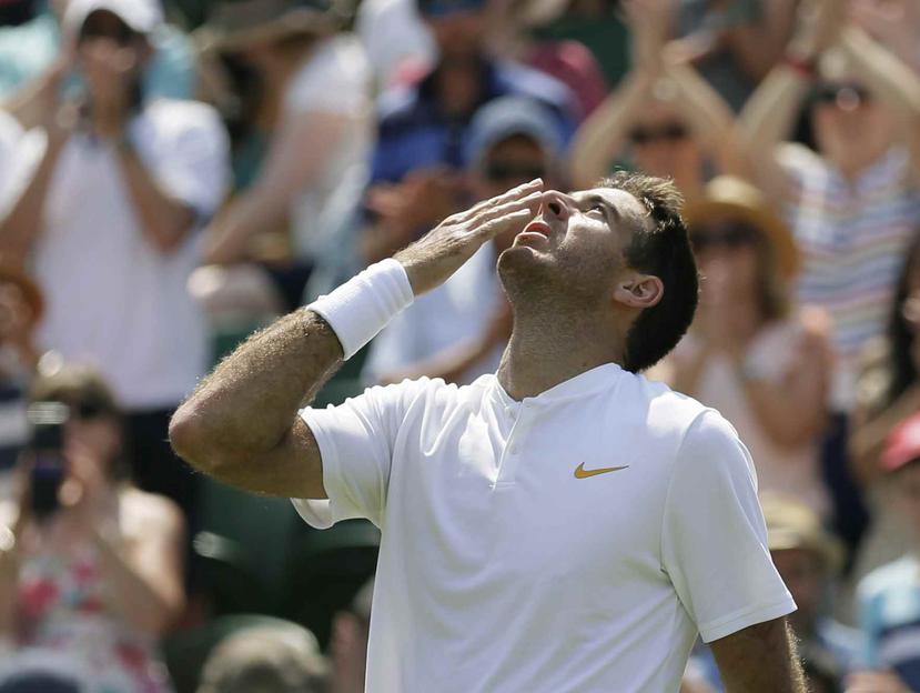 El argentino Juan Martín del Potro celebra tras vencer al francés Benoit Paire en la tercera ronda del torneo de Wimbledon. (AP)