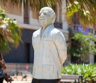 La estatua "Hacedor y defensor de nuestra cultura", creada por Luz Badillo, muestra la figira de Ricardo Alegría en una de sus poses típicas.