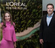 Liana Camacho, directora de la División de Productos Profesionales de L’Oréal Caribe, junto a Dave Hughes, gerente general de L'Oréal Caribe.