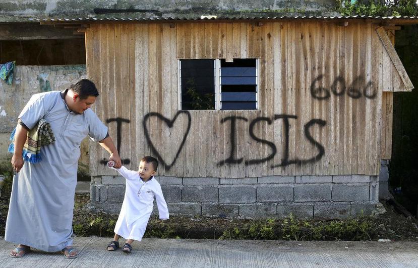 Un mensaje de apoyo al Estado Islámico se puede leer en la pared de una casa de la ciudad de Marawi, en Filipinas (AP)