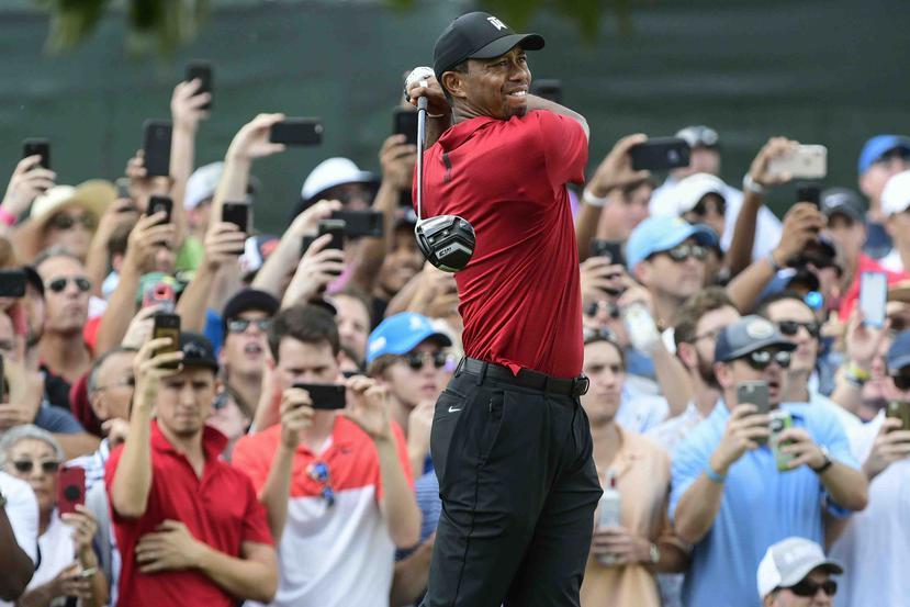 Tiger Woods realiza un drive durante el torneo que culminó hoy, domingo, en Atlanta. (AP / John Amis)
