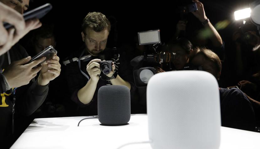 El altavoz inteligente HomePod es fotografiado en una sala de exposición durante un anuncio de nuevos productos en la Conferencia de Desarrolladores de Apple (AP).