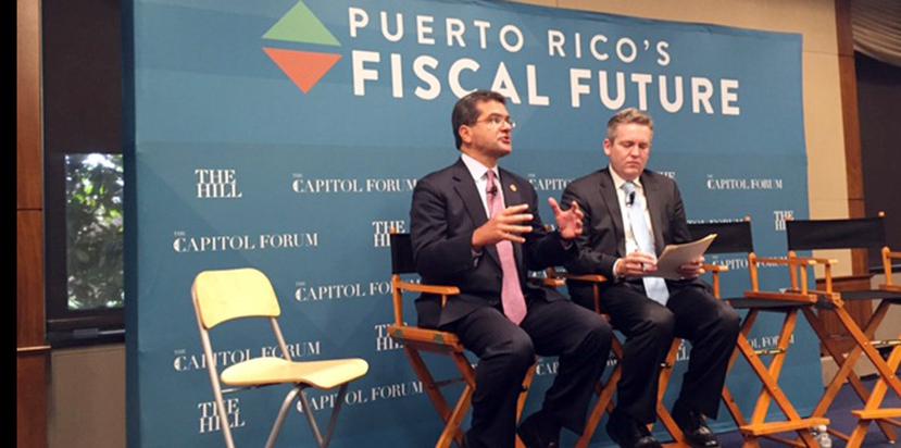 El comisionado residente, Pedro Pierluisi y el editor de The Hill, Bob Cusack, en foros en el Congreso sobre la crisis fiscal de Puerto Rico.