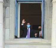 El gobernador Pedro Pierluisi saluda desde una de las ventanas del Capitolio antes de iniciar la ceremonia de juramentación hoy sábado, 2 de enero de 2021.