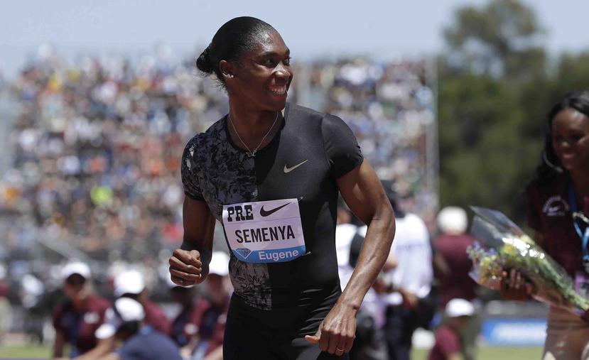 En esta fotografía de archivo del domingo 30 de junio de 2019, la sudafricana Caster Semenya sonríe tras ganar la carrera de 800 metros femeninos durante la competición Prefontaine Classic, de la Liga Diamante. (AP)