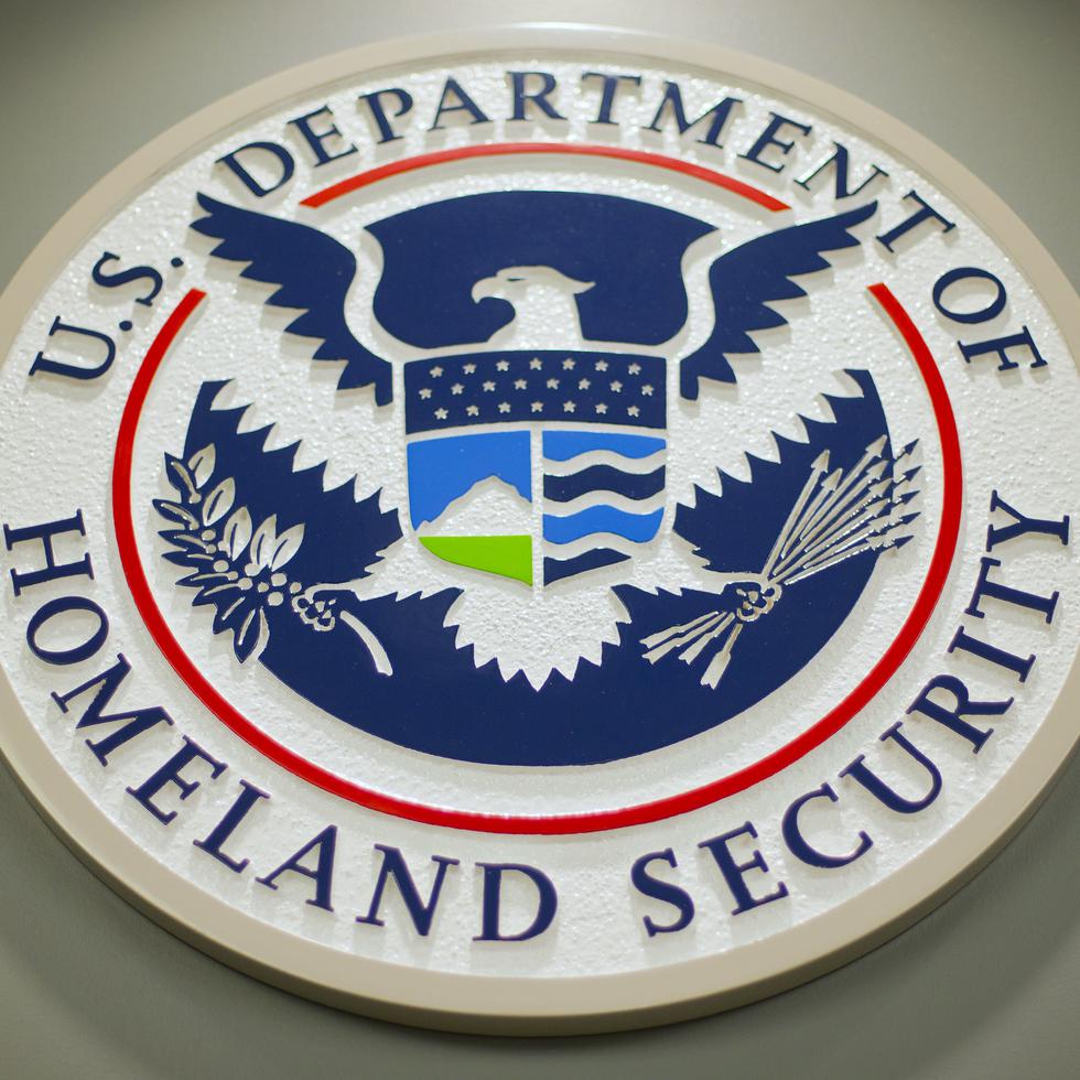 ARCHIVO - Esta fotografía muestra el logotipo del Departamento de Seguridad Nacional de Estados Unidos en Washington, el 25 de febrero de 2015. (AP Foto/Pablo Martinez Monsivais, Archivo)