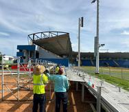 Empleados del Municipio de Camuy laboran en la instalación de gradas en el jardín derecho del estadio.