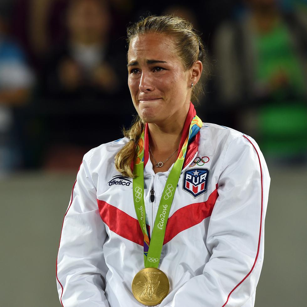 Instante en que la tenista puertorriqueña Mónica Puig escucha La Borinqueña luego de ganar la final olímpica sobre la alemana Angelique Kerber en Río 2016.