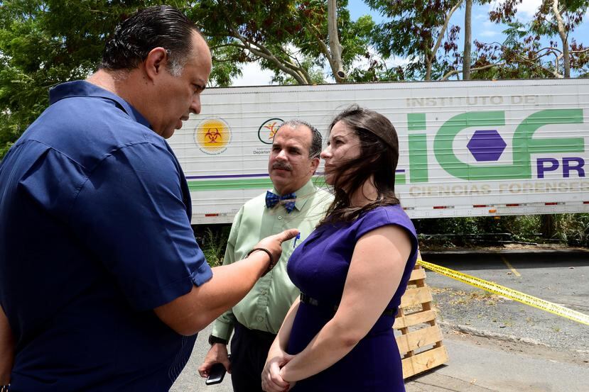 Morales conversa con la subcomisionada Mónica Menéndez, en una visita reciente al NCF. (GFR Media)