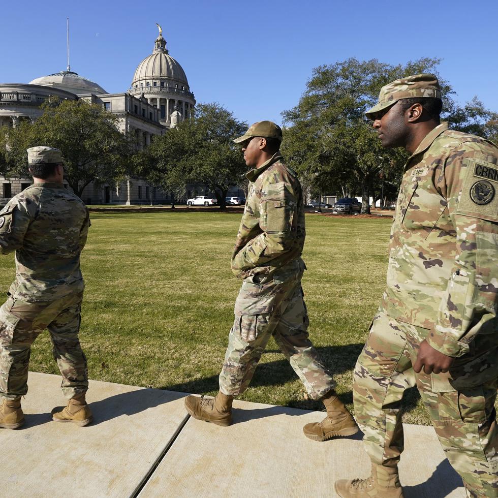 La Guardia Nacional en las afueras del Capitolio Estatal de Mississippi.