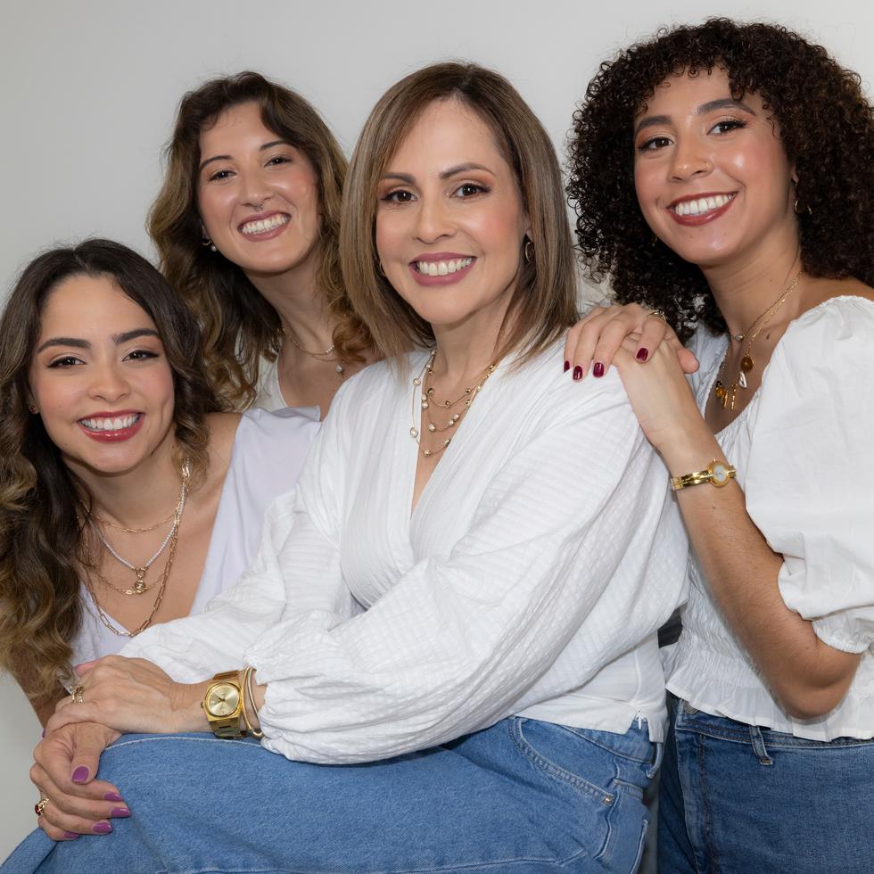 Brendaliz Ávila Rodríguez junto a tres  de sus cinco hijas: Alejandra Liz, Isabel Margarita y Valeria Isabel.