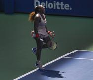 Serena Williams gesticula ante Maria Sakkari en un juego por el pase a los cuartos de final del Abierto de Estados Unidos.