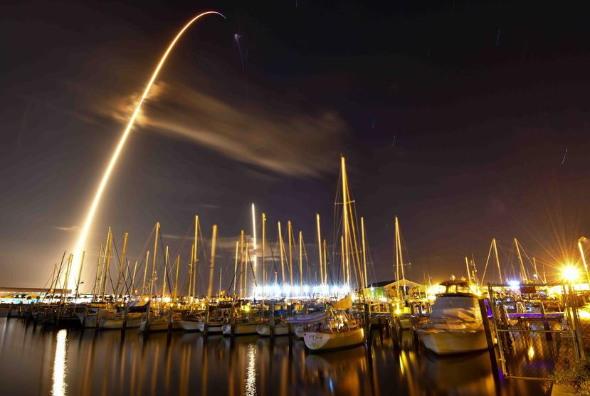 En esta imagen captada con una exposición de ocho minutos se observa el lanzamiento de un cohete Falcon 9 de SpaceX desde la Estación de la Fuerza Aérea de Cabo Cañaveral desde el Ocean Club Marina en Puerto Cañaveral, Florida. (Malcolm Denemark / Florida