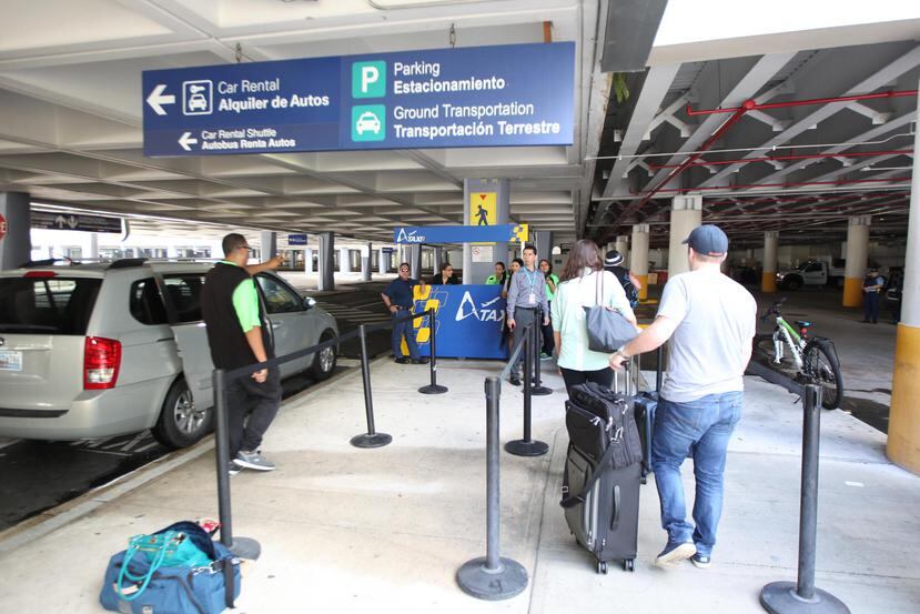Aerostar, empresa que administra el aeropuerto internacional, cobra $3 a los taxis cada vez que entran al área de recogido de pasajeros. (GFR Media)