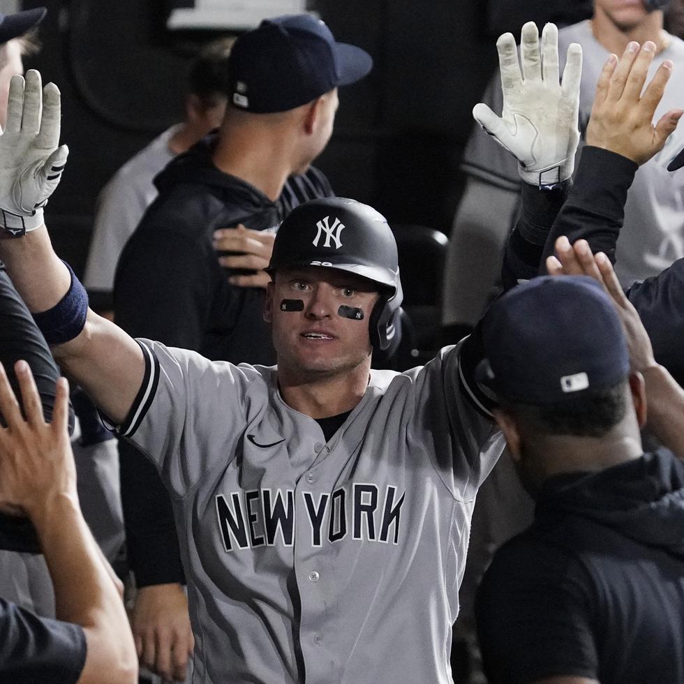 El antesalista de los Yankees, Josh Donaldson, es felicitado por sus compañeros de equipo luego de pegar un jonrón ante los White Sox.