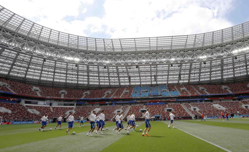 Los jugadores de Rusia entrenan ayer en el estadio Luzhniki de Moscú, sede del partido de apertura de esta mañana. (AP / Antonio Calanni)
