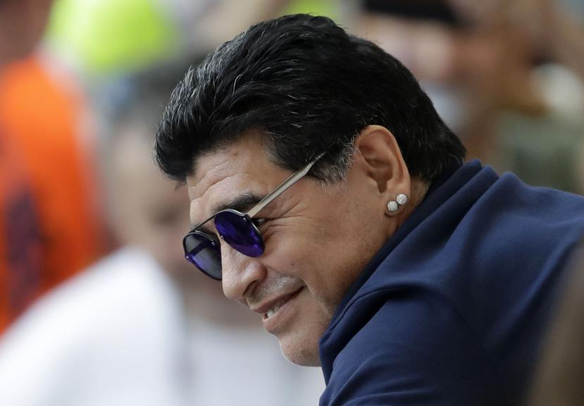 Diego Maradona sonríe en las gradas del partido de octavos entre Argentina y Francia. (AP)
