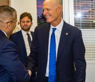 El representante novoprogresista José Enrique “Quiquito” Meléndez saluda al senador republicano Rick Scott a principios de año.