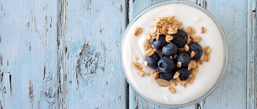 El yogur contiene vitamina C, que ayuda al fortalecimiento del sistema inmune y aporta proteínas que fortalecen los músculos. (Shutterstock)