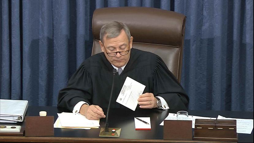 El juez presidente John Roberts lee una pregunta durante el juicio político contra el presidente Donald Trump en el Senado, en Washington. (Televisión del Senado vía AP)