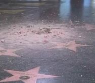 El hombre utilizó un marrón para romper la estrella. (Captura/Facebook)