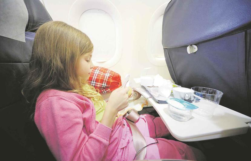 Para los niños, también puede resultar difícil un viaje largo en avión, porque estar en un espacio reducido, amarrado y sin poder moverse, es muy aburrido.