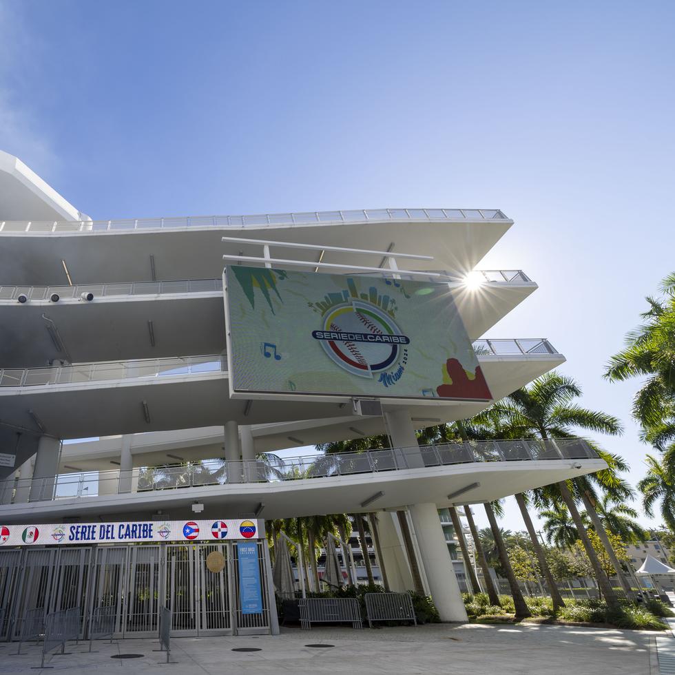 Un afiche de la Serie del Caribe adorna el exterior del loanDepot Park de Miami en la víspera de la jornada inaugural.