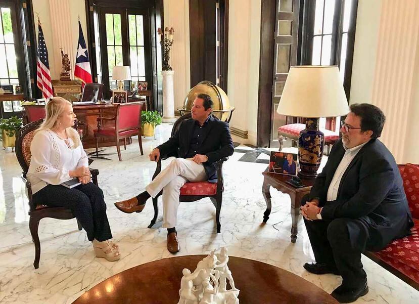 Wanda Vázquez reunida con Juan Dalmau Ramírez y Denis Márquez. (Suministrada)