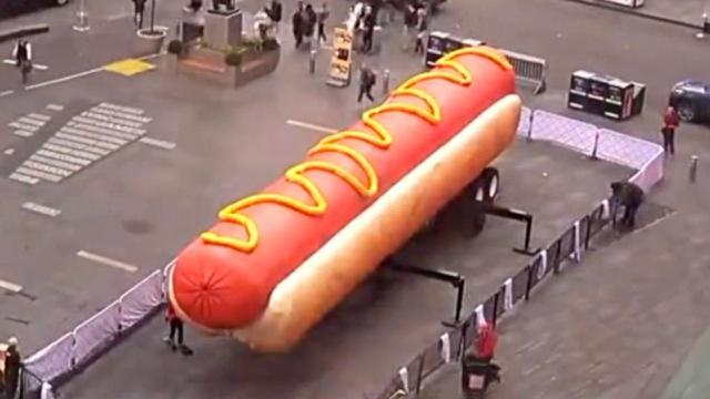 El monumental hot dog que genera curiosidad en Times Square