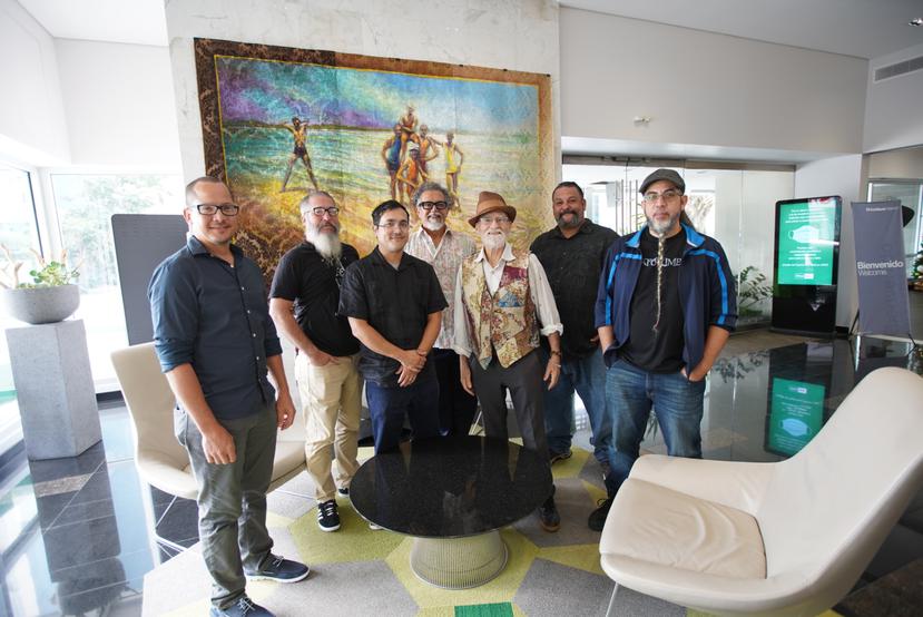 Grupo de artistas plásticos junto a Antonio Martorell durante la apertura de la exhibición Playeros: Antonio Martorell y sus amigos, en la sucursal de First Bank, en Condado.