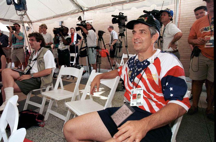 En esta foto de archivo del 25 de julio de 1996, Jim McIngvale, escucha una conferencia de prensa en la Cámara de Comercio de Atlanta. (AP)