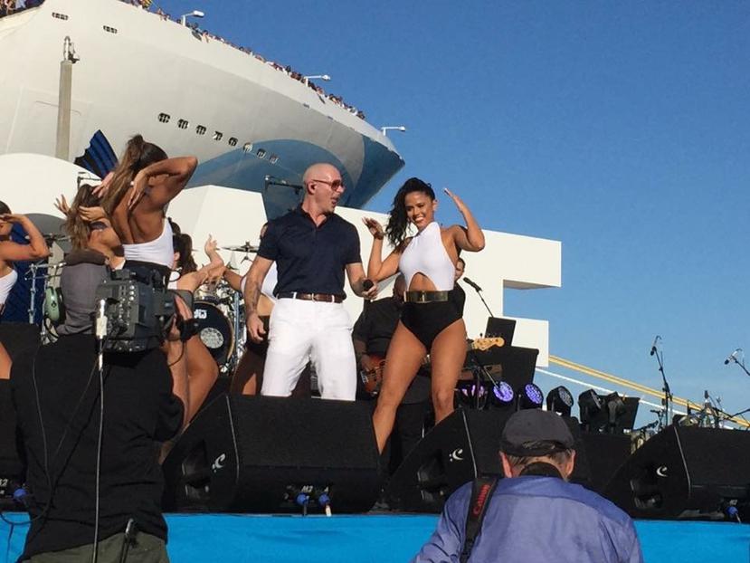 El cantante Pitbull cantó durante la ceremonia de bautismo del nuevo Norwegian Escape en Miami.