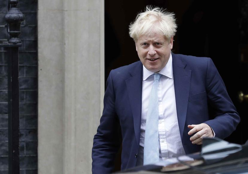El primer ministro británico Boris Johnson sale de Downing Street rumbo al Parlamento en Londres. (AP/Kirsty Wigglesworth)